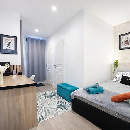 Parrots By La Cle Des Expos In Παρίσι