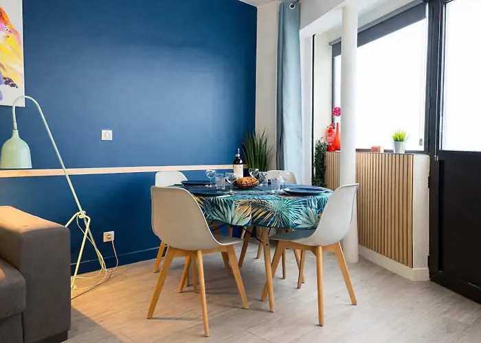 Parrots By La Cle Des Expos In Appartement